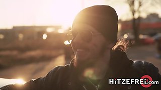 Hot online date in the car - Hitzefrei