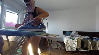 Amateur mom does housework naked.
