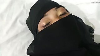 Hot Muslim Housewife Fucked Hard by Home Owner in Hijab