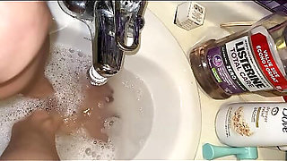 Melove Cleaning her Sexy Small Feet in the Bath