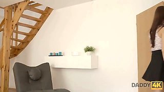 Daddy4k. pasándola bien sobre la polla de su suegro