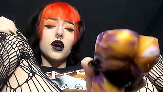 Bubble butt amateur goes solo with a toy in the powder room