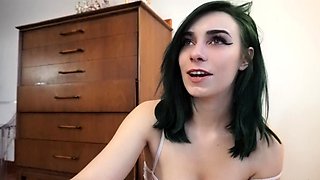 Nerdy amateur british teen babe masturbates