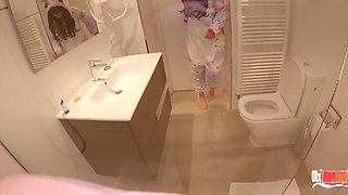Step Brother Gets Blowjob From Stepsister Shower