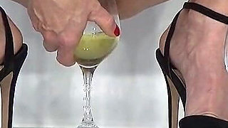 Aunt Anna Makes Lemonade for You