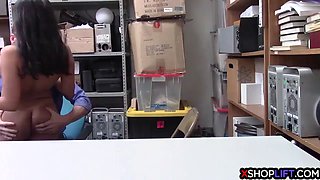 Latina teen tried to deceive the store and got punished