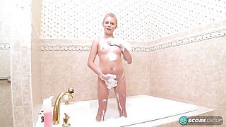 Natural blonde Kyleigh Ann stimulates her wet vagina