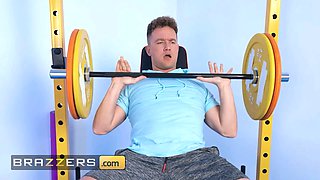 Cutie payton preslee taunts van with her Big Tits at the gym & makes him insane to fuck her - brazzers
