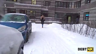 Debt4k. la sexy cameriera dai capelli lunghi rose nasty restituisce denaro usando il suo corpo sexy
