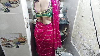 Desi bhabhi kitchen me khana bana Rahi thi tabhi devar ne piche  li bhabhi ki