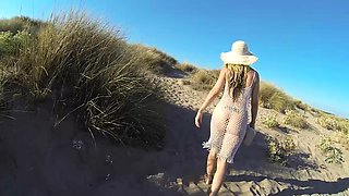 Amateur blonde babe masturbates on cam