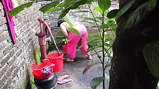 I see my aunty going to take a bath after I hugged and Fucking ass