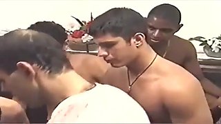 Beautiful and hot rabuda brunette moaning and cumming giving the pussy and the cusinho very tasty in gangbang: porn