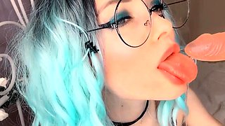 Solo Teen Using Toys Hairbrush and Finger Free Porn