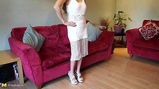 British Housewife Josie Loves To Play With Her Hairy Pussy. - MatureNl