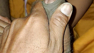 Madhu bhabhi ko choda completely naked kar uski bed par