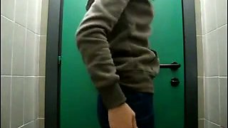 Amateur web cam whore exposed her silky rounded ass in the WC