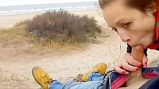 Blowjob on a deserted beach! Wife likes it!