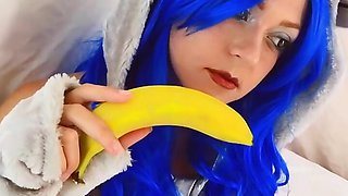 Cosplayer penetrates her hairy pussy with a banana