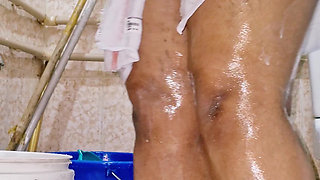 Indian Desi aunty bathing video