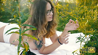 OLD4K. Girl tempts old man and gets it on with him in the greenery