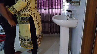 Pakistani Aunty Fucked by Neighbor Hot Guy When She Was Ready for Go to Meet with Her Ex Boyfriend