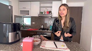 We Prepare Creamy Strawberries and Have Fun
