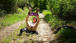I finger myself in front of passers-by and a jogger fucks me and gives me a big facial