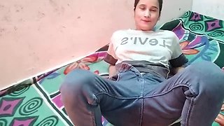 18-year-old Indian beauty Babykajoldesi gets down and dirty in desi style