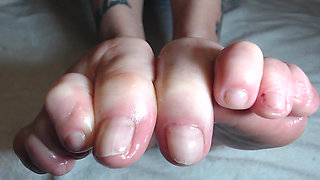 Oiling my natural short toenails