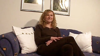 I'm a horny blonde and I love to be watched while I masturbate my pussy with a sex toy