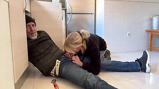 Blond mommy Gives Plumber A sweet Blowjob