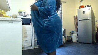 Ebony BBW Masturbating and Shaking Her Big Booty