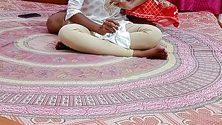 Devar ne akele main apne bhabhi ko choda. Desi Chudai Video