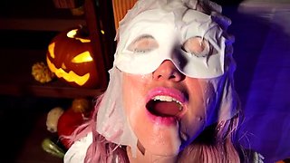 Masked teen freak indulges her fetish for piss and cum