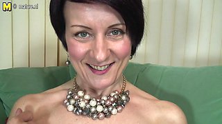 Horny British Housewife Playing With Her Pussy - MatureNL