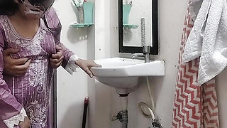 Sasur ne bathroom me muze jabar dasti pakad ke pel diya