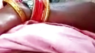 Desi village's sister-in-law showed her gand and choot on video call