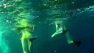 Beach voyeur films sexy babes in short bikinis under water