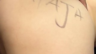 Le Pido a Mi Sexi Hermanastra Desnudarse Para Dibujarla, Me Encanta Como Se Le Ven Sus Ricas Tetas Y Su Enorme Culo.