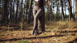 Girl Teases Her Big Cameltoe in Leopard Leggings Outdoors