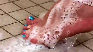 Fetish - BBW MILF Washes Sexy Feet and Creams Them in Hotel