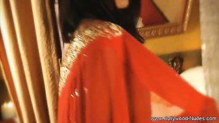 Stunning Indian babe Dances