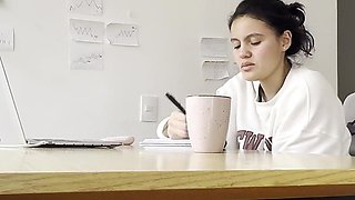 Dos Chicas Se Tocan Durante Una Videollamada Sin Que Nadie Se De Cuenta
