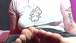Chubby Oink Haired Teen Posing Her Sexy Feet on Cam