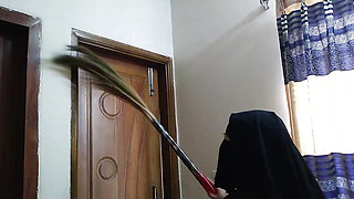 Big Ass & Huge Boobs Saudi Maid Fucked By Owner 18yo Son when she cleaning room