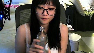 Pissing masturbating babe solo toy play