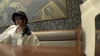 大きな瞳の萌え系美女が彼氏の隣でオマンコ大全開、他人棒フェラの寝取られエッチ