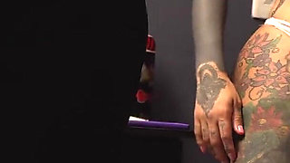 The Girl Who Knows About Tinder Invites Her Friends to Try My Big Date