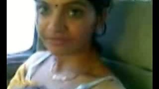 Smart Mature Indian Aunty Boobs Show in CAR